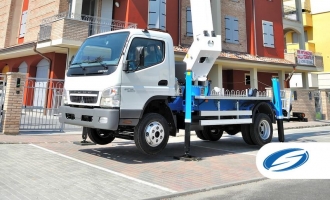 manovra di camion con piattaforma aerea 28DA